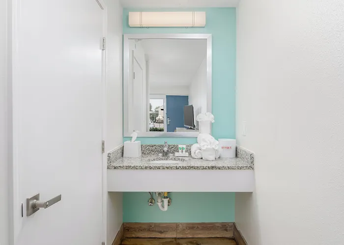 Surf & Sand Hotel - Free Hot Breakfast & Rentals Pensacola Beach